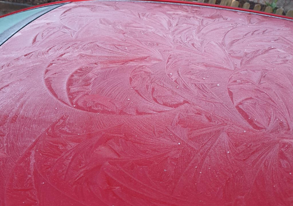 IJsbloemen op dak auto